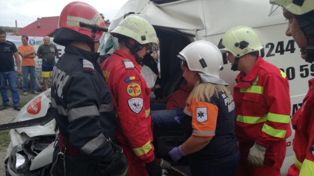 Șase persoane rănite, după ce un microbuz a căzut într-un șanț de 3 metri - e50078efaccchitorani451246000-1545816433.jpg