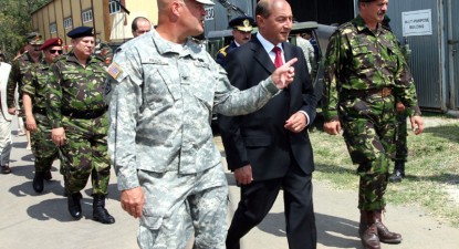 Președintele Băsescu a vizitat tehnica militară americană din baza de la Kogălniceanu - e51c23226c8e20febd0c656a33711356.jpg