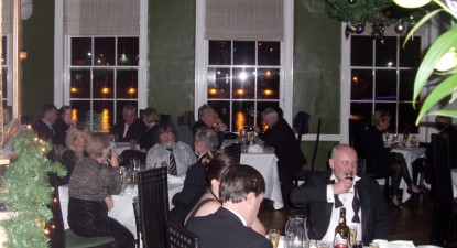 Pentru petrecerea Revelionului 2010 într-un restaurant, constănțeanul plătește între 200 și 550 lei - e776712e1379f5120bcb913c19e65f5e.jpg