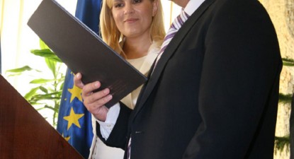 Retrospectiva politică a anului 2009 (II) - e834dc6ff67ad1c5b8bb251dd4dd6fd6.jpg