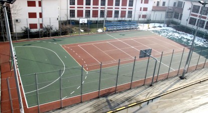 Nu permit copiilor de la alte blocuri să se joace în 