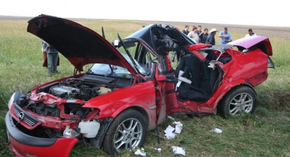 O mireasă a murit după ce mașina în care se afla s-a izbit de un copac - e9d318e495563c9ee2bdf6a81b2d052b.jpg