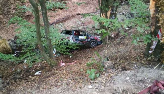 Autoturim căzut într-o râpă de cinci metri, la Raliul Clujului