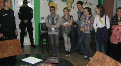 Sediul Poliției a fost luat cu asalt de voluntari - eb6fa05facc89d3a26ec8698ca58a1ae.jpg
