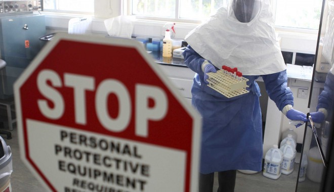 Sute de pasageri ai unui avion, plasați în carantină după ce un bărbat a glumit că are Ebola - ebola-1413010244.jpg