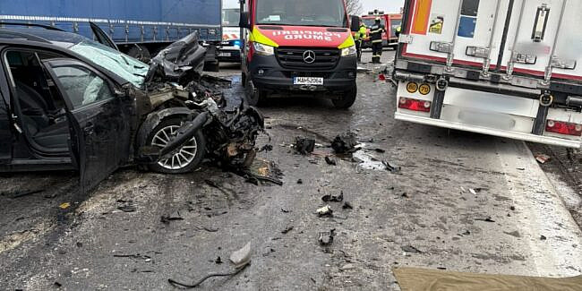 Accident grav cu două TIR-uri, un microbuz de marfă și o mașină. Doi răniți au ajuns la spital - ecafedbd91cac59335d8b992b0650032-1768219153.webp