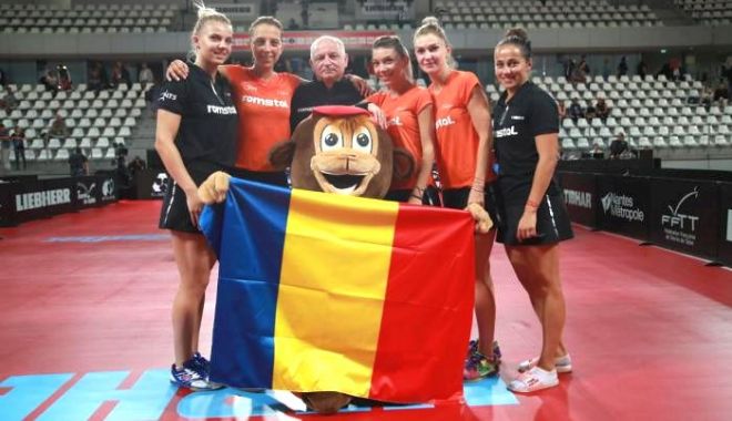 Naționala feminină de tenis de masă a României, pregătire pe plajă - echipa-1595441154.jpg