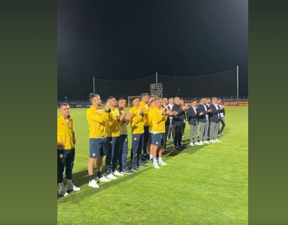 Tricolorii, primiți de fanii emoţionaţi, la Mogoșoaia. S-a lăsat cu lacrimi de fericire, autografe şi multă recunoştinţă - echipa-1720077993.png
