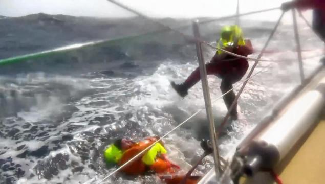 Echipajul unui cargou a fost aruncat peste bord, de pirați - echipajularuncatpestebord-1433666514.jpg