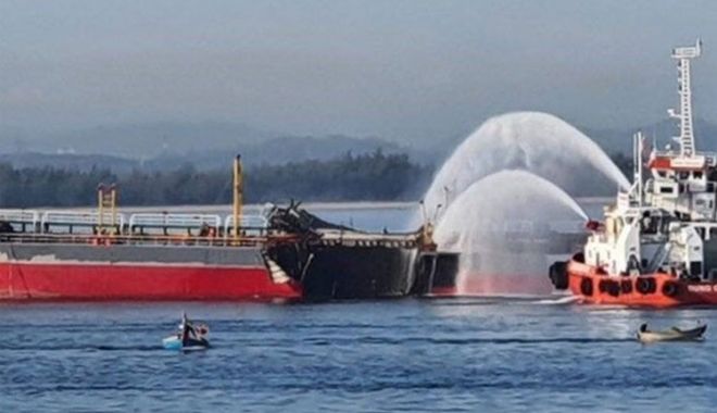 Echipajul unui petrolier a fost aruncat peste bord de o explozie devastatoare - echipajulunuipetrolierafostarunc-1599636584.jpg