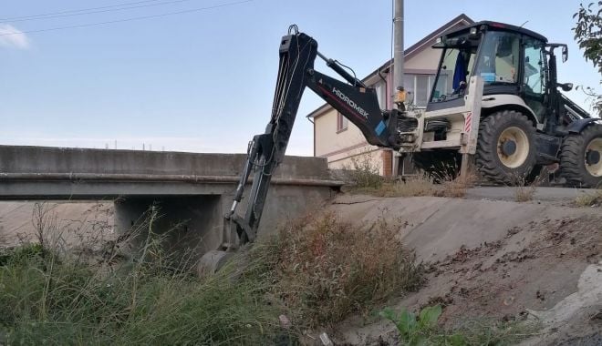 Pregătiri pentru ploile de toamnă. Echipele Apelor Române curăţă văile pentru a preveni inundaţiile - echipele-1635060490.jpg