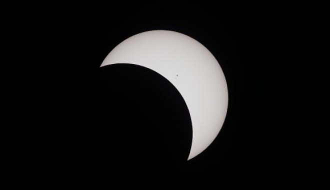O femeie care a urmărit eclipsa solară fără protecție a dezvoltat o ''semilună neagră'' în câmpul vizual - eclipsa-1512802645.jpg