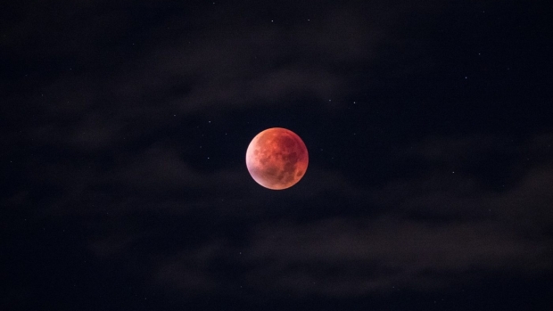 ECLIPSA TOTALĂ DE LUNĂ: A început cea mai lungă eclipsă de lună din acest secol - eclipsa53863400-1532721381.jpg