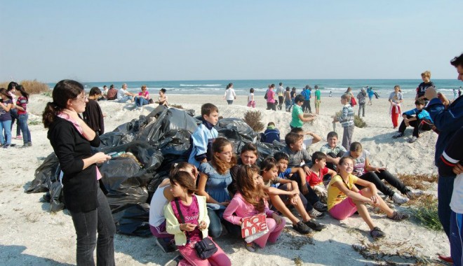 Peste 500 de elevi din Năvodari  au ecologizat plaja din zona orașului - ecologizarenavodari2-1318165539.jpg