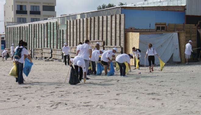 Lecție de implicare de la americani. Militarii și diplomații au făcut curățenie pe plaja din Mamaia - ecologizareplajaactiuneamericani-1443360216.jpg