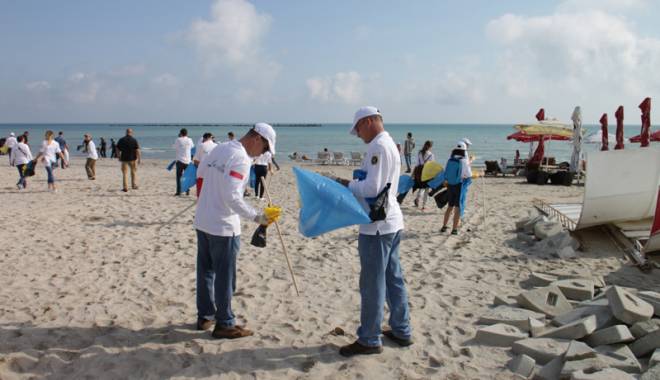 Lecție de implicare de la americani. Militarii și diplomații au făcut curățenie pe plaja din Mamaia - ecologizareplajaactiuneamericani-1443360247.jpg