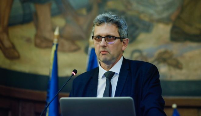 Economistul-șef al BNR: „Nu vă mai așteptați să vă crească nivelul de trai. Refolosiți lucruri, călătoriți cu trenul, nu cu avionul”
