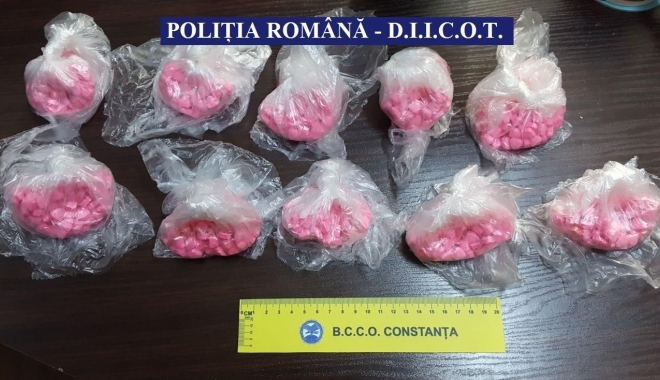 Doi bărbați și o femeie, prinși în flagrant cu 1.000 de pastile ecstasy, în stațiunea Mamaia - ecstasy-1502968176.jpg