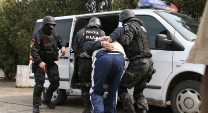 Ridicat de mascați - ed85cbd881fddc2a6d39cdbcce64d7f7.jpg