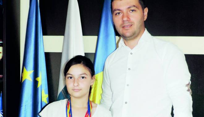 Primarul George Scupra a premiat-o pe halterofila Bianca Andreea Stanciu - edilulgeorgescupraapremiatsporti-1441377279.jpg