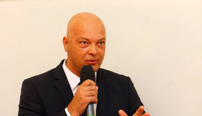 Revoltă și greață - editorial-1424798742.jpg
