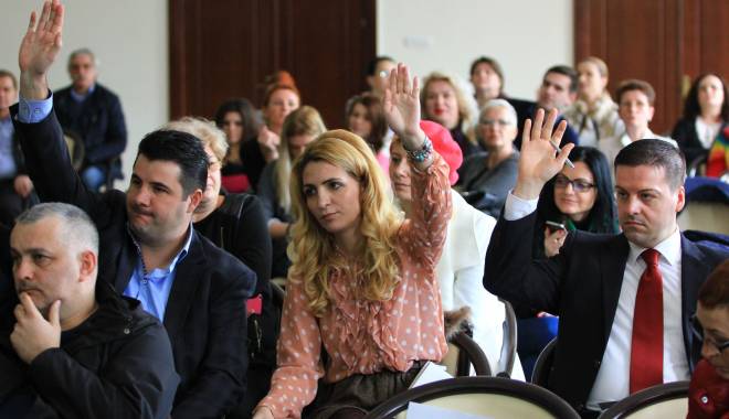 EDITORIAL / Paraziți liberali! De ce nu scapă PNL Constanța de ei? - editorial-1454074411.jpg