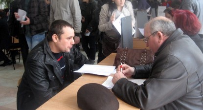 Constănțenii au stat la coadă pentru un loc de muncă - ee302167d026752abbb911e319703173.jpg