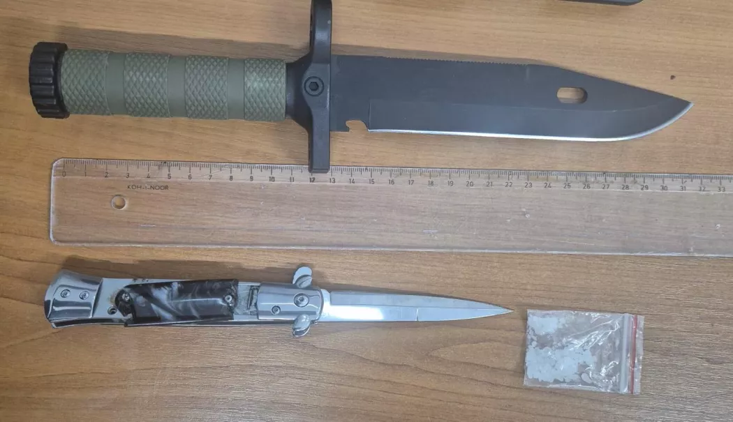 Tineri prinși la Constanța cu arme albe și droguri în buzunare
