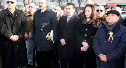 Memoria eroilor căzuți la Revoluția, cinstită prin depuneri de coroane - efc77e5229796ce8b7b7cea63bd63c17.jpg