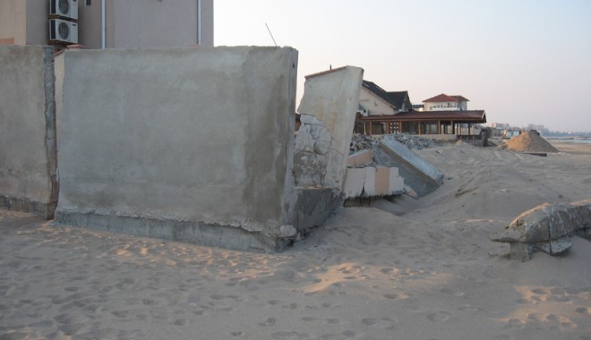 Plaja din Eforie arată ca după bombardamente - efo4-1331479469.jpg