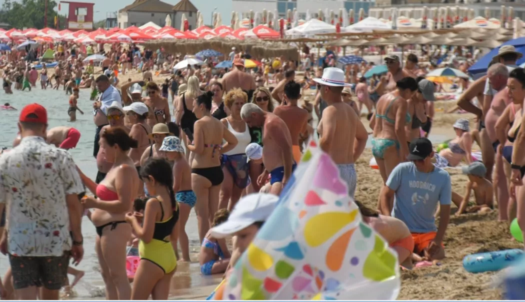 Foto - Vacanța a umplut stațiunea Eforie! Plajele sunt pline, beach-barurile lipsesc