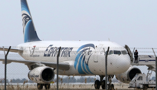 Avionul EgyptAir, aterizare de urgență de trei ori înainte să se prăbușească în Mediterana - egyptair-1464871249.jpg