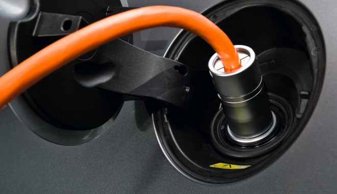 Și companiile private ar urma să primească un bonus la achiziționarea unei mașini electrice - electriccar-1373629757.jpg