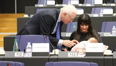 Elena Băsescu își botează fiica, astăzi - elenabasescucufiicasalaparlament-1385796458.jpg