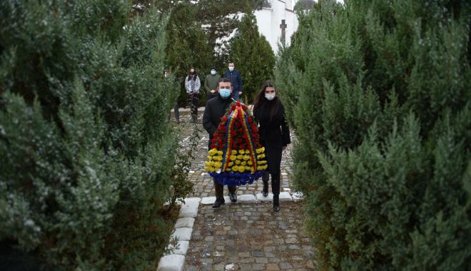 Elena Băsescu a depus o coroană la Cimitirul Internaţional de Onoare de la Mircea Vodă - elenabasescuonnline-1606822885.jpg