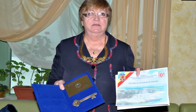 Elena Frîncu a primit  cheia municipiului Constanța  de la primarul Radu Mazăre - elenafrincucetateandeonoare-1391447472.jpg