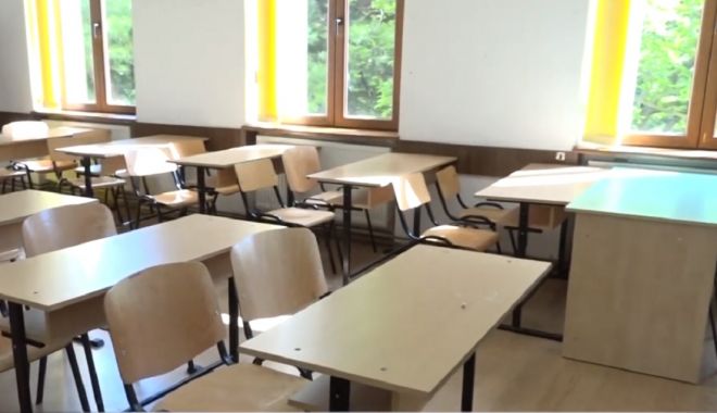 O elevă de 6 ani a sărit pe geam de la etajul 1 al şcolii, după ce a fost închisă în clasă - elev-1637310660.jpg