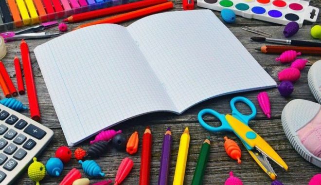 Vouchere pentru 300.000 de elevi. Vor putea fi folosite pentru rechizite şi îmbrăcăminte - elev-1672240105.jpg