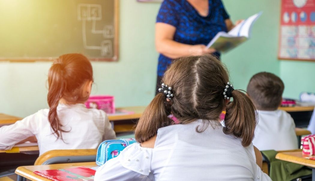 Scene șocante la școală! Un elev de 9 ani a spart geamurile din clasă și a amenințat profesorul