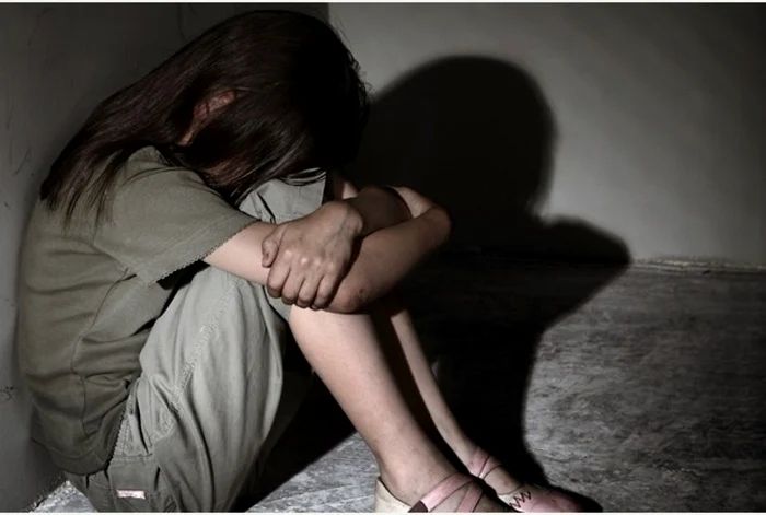 De necrezut! O elevă care mergea la școală a fost răpită, dusă într-o locuință și agresată sexual