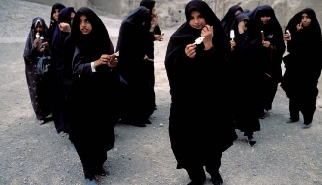 Sute de eleve otrăvite în Iran în încercarea de a determina închiderea şcolilor de fete - eleveotravite-1677504307.jpg