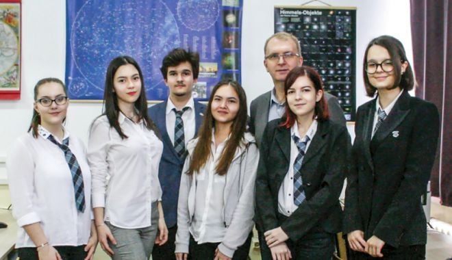 Două eleve de la Liceul 