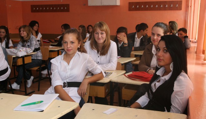 Săptămână grea pentru elevii de-a VIII-a - elevi-1366539552.jpg