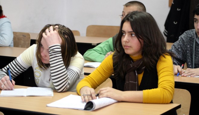 SCHIMBĂRI MAJORE ÎN ÎNVĂȚĂMÂNTUL ROMÂNESC. ADMITEREA LA LICEU, CU MEDIA PESTE 5 - elevi-1381419215.jpg