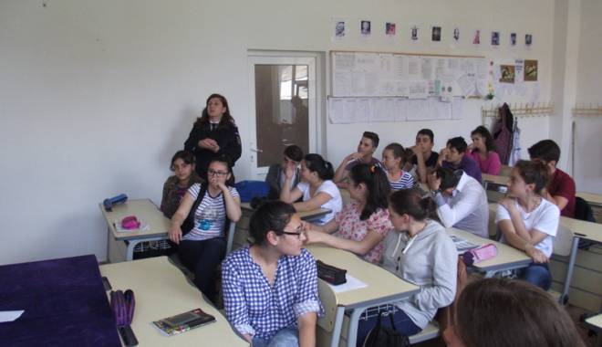 Elevii din Constanța instruiți  de jandarmi - elevi-1452880695.jpg