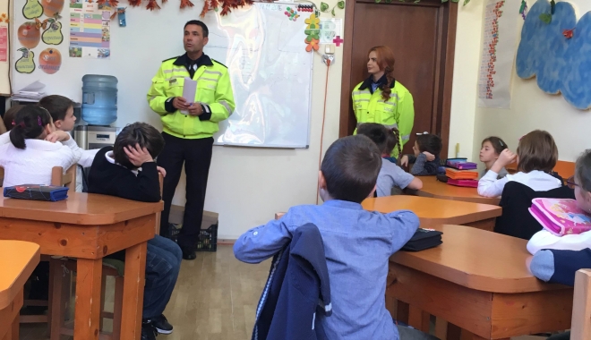 Copii și adolescenți, implicați în accidente rutiere / Elevii din Constanța, vizitați de polițiști - elevi-1479384385.jpg