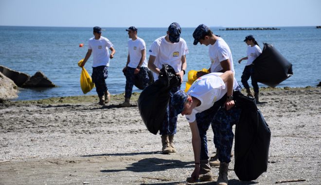 GALERIE FOTO. Elevii militari au făcut curăţenie pe plaja din Mamaia - elevi-1623139017.jpg