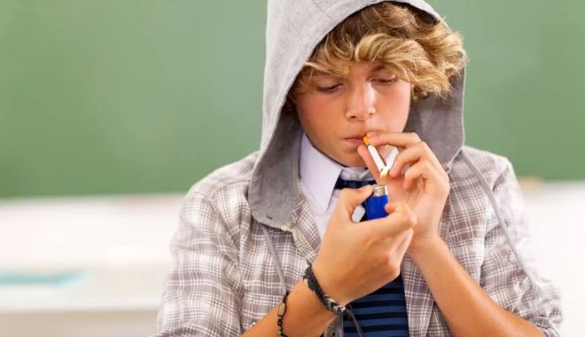 Elevii care fumează în afara școlii vor putea fi amendați