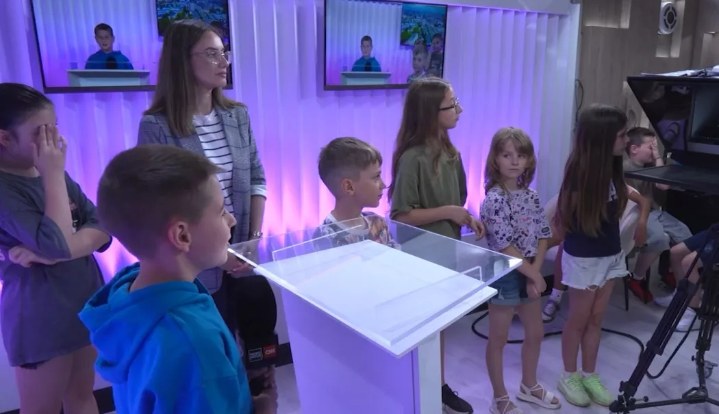 Copiii care au dat voce știrilor: experiență inedită în lumea presei - elevi-1780931927.webp