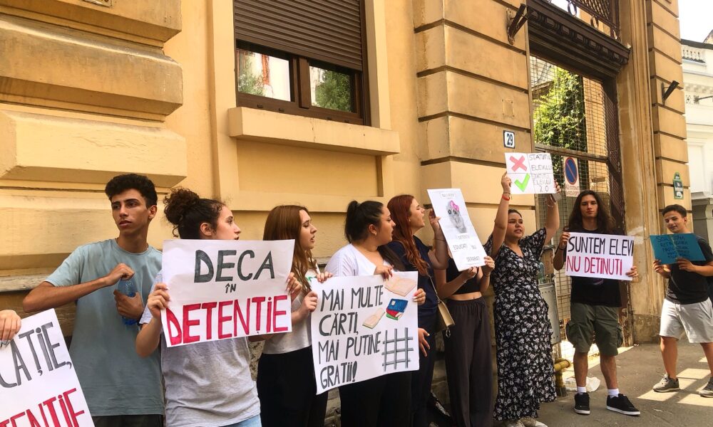 Elevii au protestat la Ministerul Educatiei. Vor schimbarea Statutului elevilor